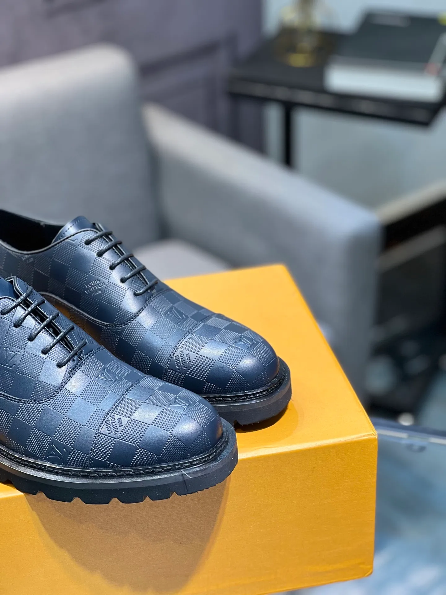 Men's shoes 💰820 [LV] - High-end quality - Upper: 🔝 tumbled cowhide, Nappa cowhide, brand logo sewn on shoe body - Lining: cowhide, foot pads; water-dyed cowhide - Outsole: TPR·rubber foam; two-color molded outsole -Super high quality control·Fine workmanship: highlighted (high-end·luxury·grade) -Size: 39-44 (38 45 can be customized)